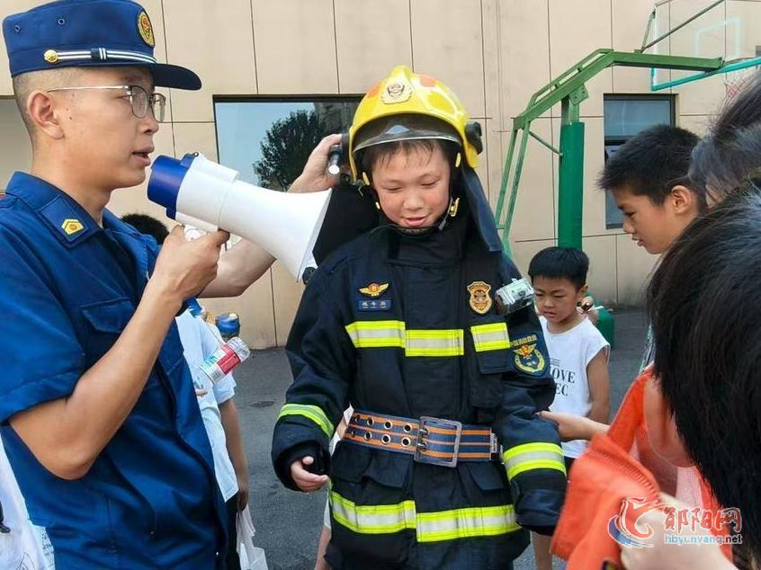 郧阳学子“沉浸式”研学消防安全知识
