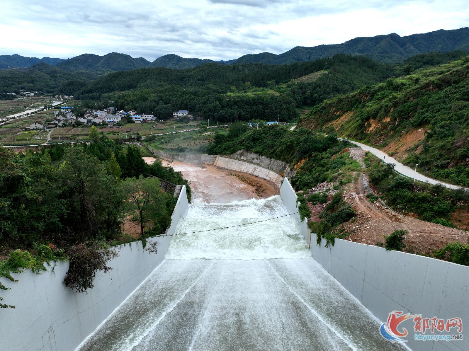 郧阳区：应对华西秋雨 滔河水库泄洪