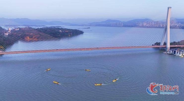 郧阳区：清漂“联合舰队”共护汉江水