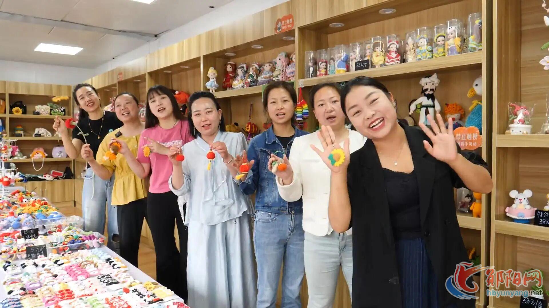 别人织毛衣，她用钩针织出一个产业…