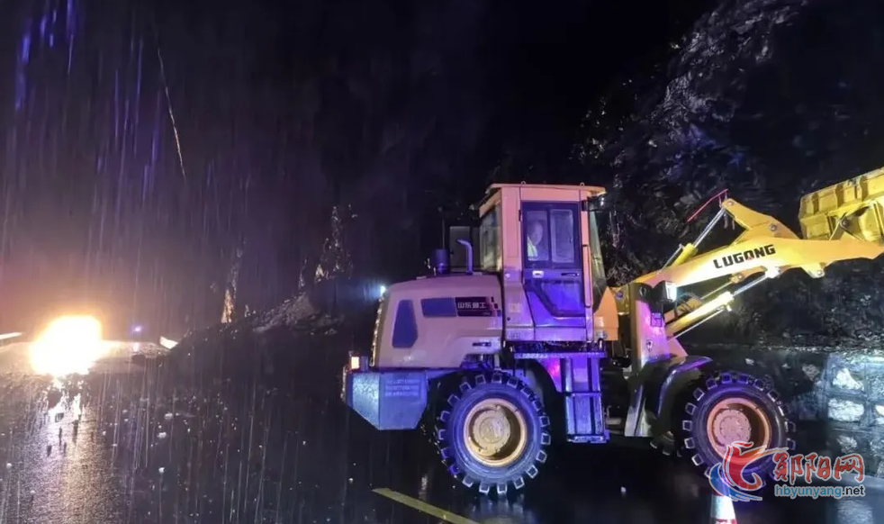 风雨驰援，连夜抢通！为这群逆行者点赞~